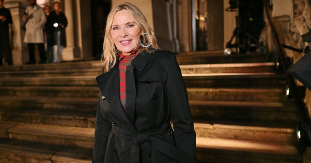 تطلق كيم كاترال على كريم الأساس طويل الأمد هذا اسم “سلاحها السري” لتبدو منتعشة طوال اليوم