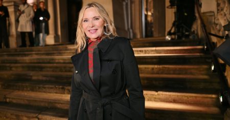 تطلق كيم كاترال على كريم الأساس طويل الأمد هذا اسم “سلاحها السري” لتبدو منتعشة طوال اليوم