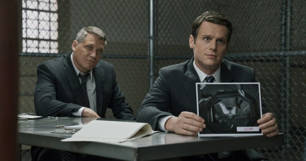 هل لاحظت أن مرجع “Mindhunter” في خاتمة “Monster: The Ed Gein Story”؟