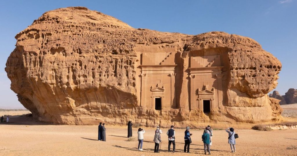 وزير السياحة السعودي لـ”الشرق”: وصلنا إلى 88 مليون سائح بنهاية الربع الثالث