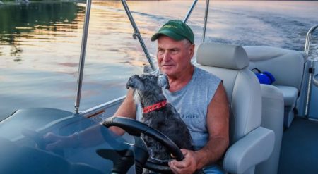 أصبح عدد الأمريكيين الذين يملكون مليون دولار أكثر من أي وقت مضى، لكن الكثير منهم ما زالوا يشعرون بالإفلاس. لماذا كونك مليونيرا لا يقطعها بعد الآن