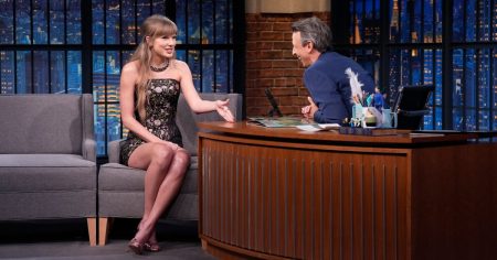 تايلور سويفت تكشف عن لقاء ترافيس كيلسي المحرج مع زوجة هيو جرانت في “Late Night With Seth Meyers”