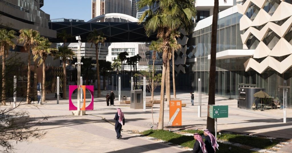البنوك السعودية تظهر بوادر تباطؤ في الإقراض بعد سنوات النمو
