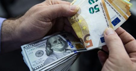 الدولار يحقق ثاني أفضل أداء شهري له في 2025 وسط غياب البيانات وميل “الفيدرالي” للتريث