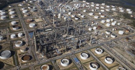 عمالقة النفط ينضمون إلى “أوبك” في زيادة الإنتاج رغم تراجع الأسعار