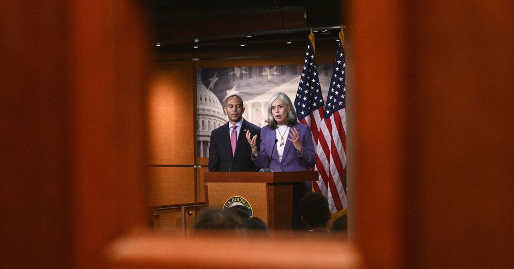 مئات الأشخاص حصلوا على تصريح “سري للغاية” كشفه موقع الديمقراطيين في مجلس النواب