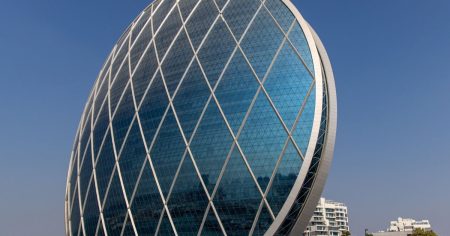 ألفا ظبي” الإماراتية تدرس بيع حصة في “الدار العقارية