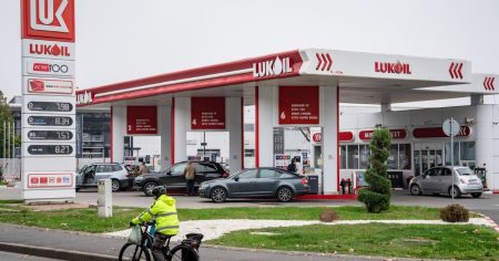 من “أدنوك” إلى “كارلايل”.. لائحة الشركات المهتمة بأصول “لوك أويل” تتوسع