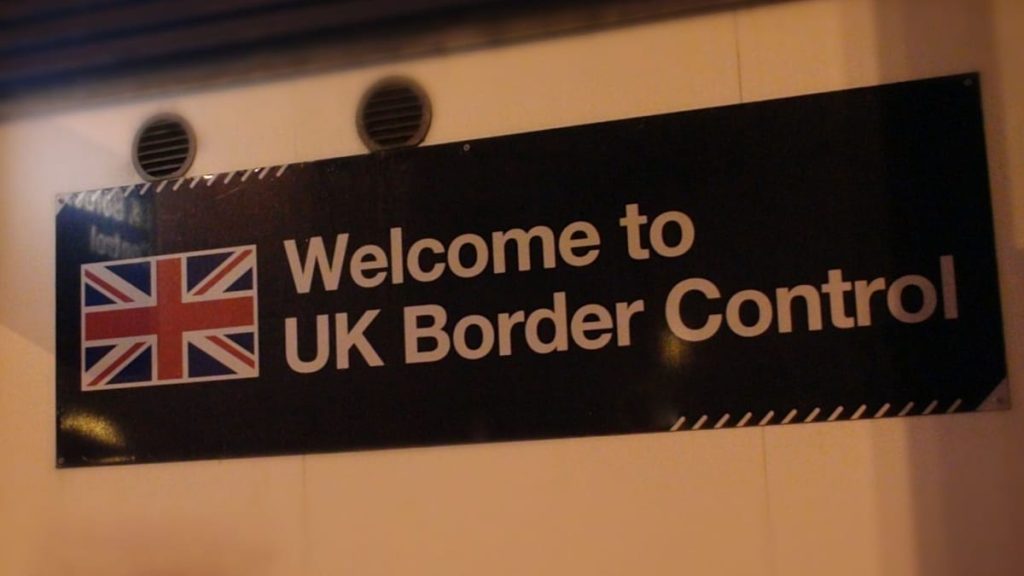 “لا تصريح، لا سفر”: المملكة المتحدة تفرض قواعد جديدة لتصاريح السفر الرقمية اعتبارًا من فبراير 2026.