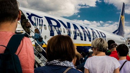 لن تقبل Ryanair سوى بطاقات الصعود الرقمية اعتبارًا من هذا الأسبوع. إليك ما يجب أن يعرفه المسافرون