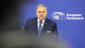 ويرى عضو البرلمان الأوروبي والجنرال السابق أن الأمريكيين يصدقون كل ما يقوله بوتين.