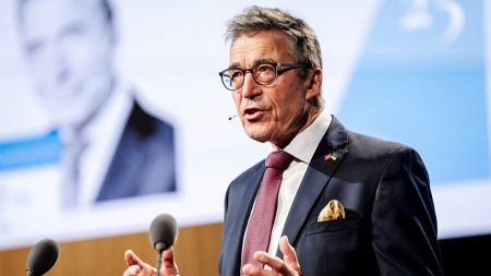 قال الأمين العام السابق لحلف شمال الأطلسي (الناتو) إن على ألمانيا تسليم صواريخ توروس إلى أوكرانيا