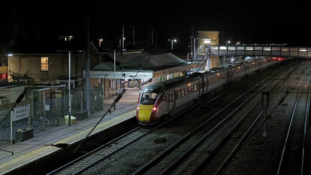 طعن عدة أشخاص في قطار المملكة المتحدة بالقرب من محطة كامبريدجشير، وتم اعتقال اثنين منهم