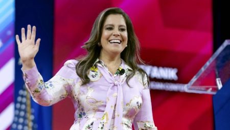 إليز ستيفانيك تعلن رسميا خوض سباق حاكم نيويورك ضد كاثي هوكل