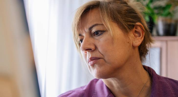 يقول 7 من كل 10 أمريكيين إن الديون الشهرية تمنعهم من الادخار وبناء الثروة، حسبما أظهر الاستطلاع – 4 طرق لكسر هذه الدورة