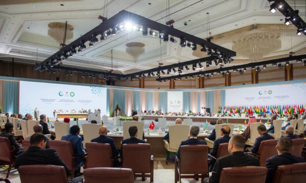 قمة الدوحة: إدانة للهجوم الإسرائيلي ودعم لقطر