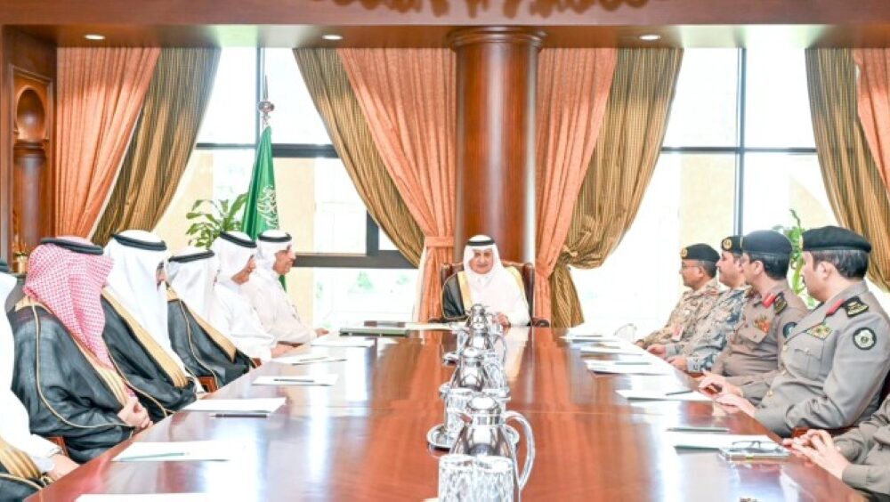 أمير تبوك يقود اجتماع لجنة الدفاع المدني بالمنطقة