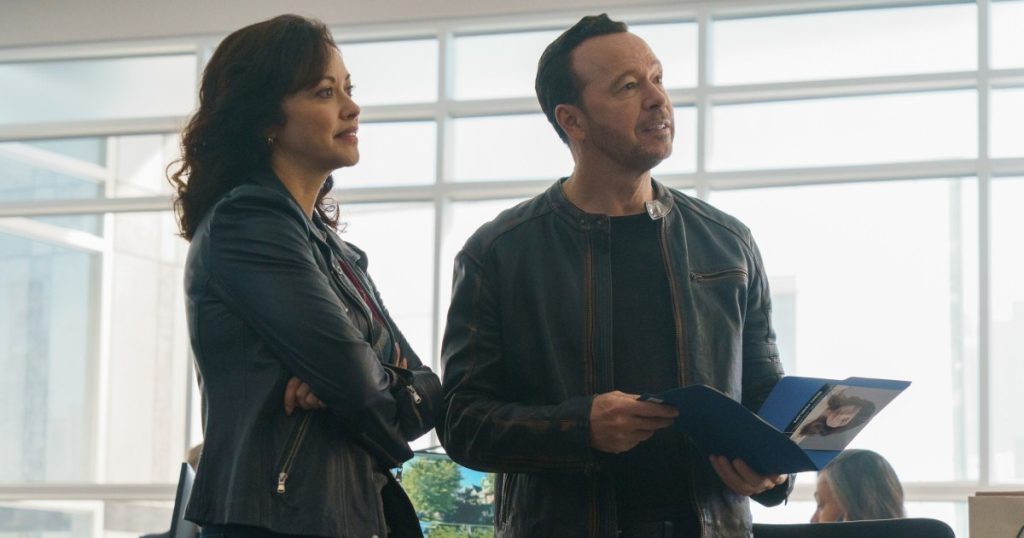 يُظهر فيلم “Boston Blue” أن داني وبايز يحلان القضية الأولى كزوجين بعد تبديل شريكه