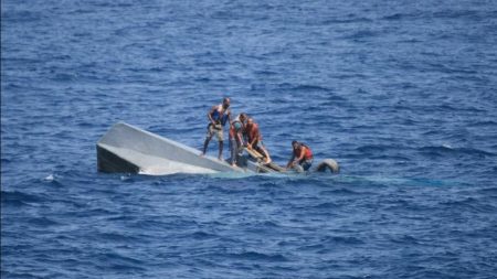 يحملان مئات الركاب.. غرق قارب للمهاجرين وفقدان آخر قبالة سواحل ماليزيا