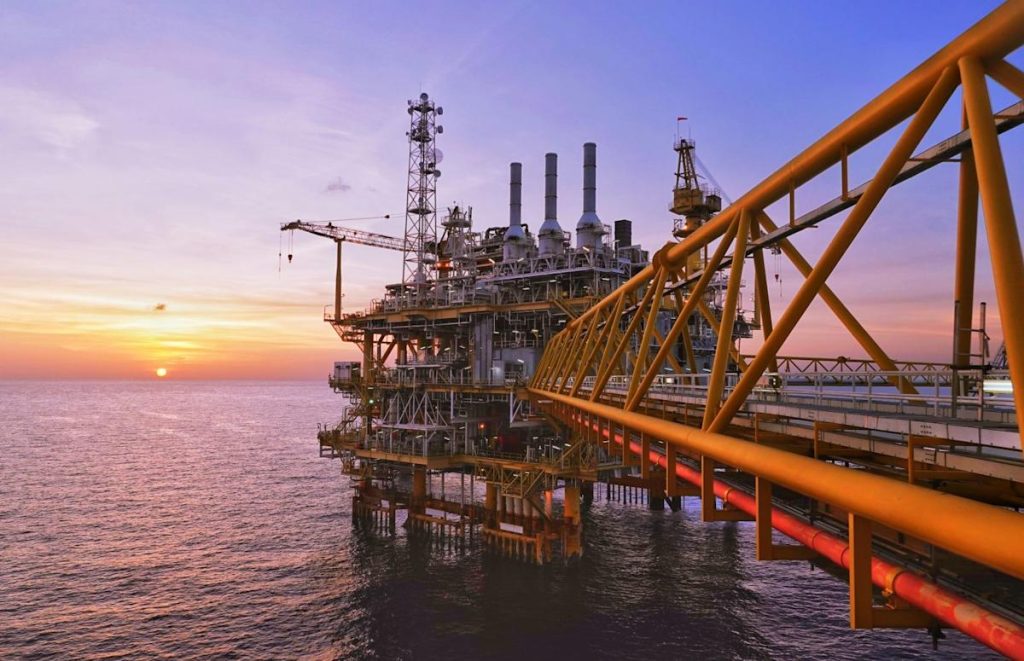 ارتفاع النفط الخام بسبب ضعف الدولار وقوة الطلب الصيني