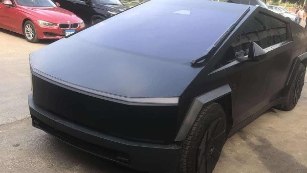 بدون نمر و لا لوحة .. سيارة محمد رمضان تخطف الأنظار في جنازة والده