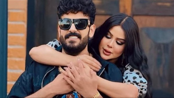 بعد نقله للعناية المركزة.. صور رومانسية جمعت بين إسماعيل الليثي و زوجته