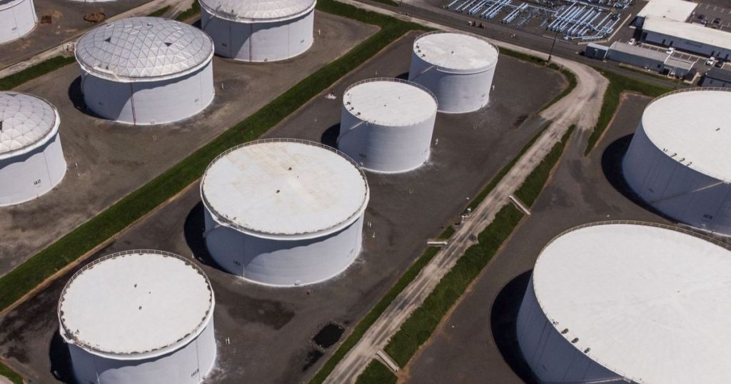 أسعار النفط تهبط وسط مؤشرات على وفرة الإمدادات