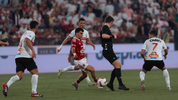 لقطة طريفة في نهائي السوبر المصري.. سقوط حكم اللقاء بين زيزو وجعفر يثير ضحك الجماهير