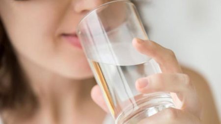 ماذا يحدث عندما تشرب الكثير من الماء؟.. تعرف على المخاطر الصحية