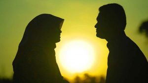 حكم منع النفقة عن الزوجة لتقصيرها في الصلاة والحجاب.. الإفتاء تجيب