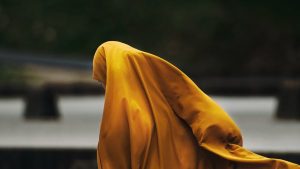ما حكم صلاة المرأة بالنقاب؟.. الإفتاء تجيب