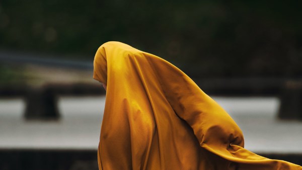 ما حكم صلاة المرأة بالنقاب؟.. الإفتاء تجيب