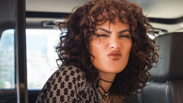 صبا مبارك تخطف الأنظار بإطلالة أنيقة من داخل السيارة.. مزيج من الجرأة والفخامة|شاهد