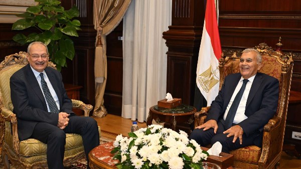 رئيس الشيوخ يستقبل المستشارين عدلي حسين ونبيل صادق لتهنئته بتوليه المنصب