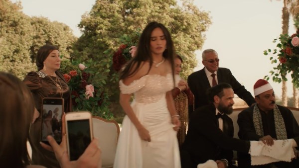 زينة عروسة لشخصين بنفس الوقت في مسلسل ورد وشوكولاته