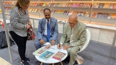 توقيع أعمال محمد سلماوي بجناح هيئة الكتاب في معرض الشارقة الدولي