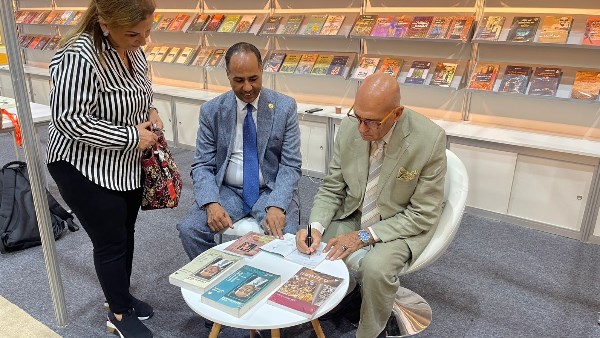توقيع أعمال محمد سلماوي بجناح هيئة الكتاب في معرض الشارقة الدولي