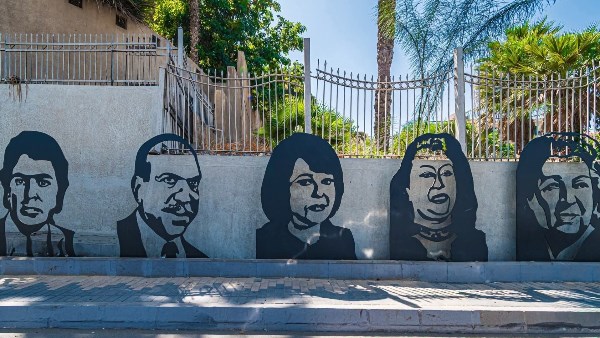 الجيزة في أبهى صورة .. مجسمات فنية لرموز مصر حول المتحف المصري الكبير