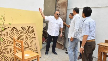 محافظ أسيوط يتفقد مركز “خان الخليلي” للتدريب على الحرف اليدوية بالفتح