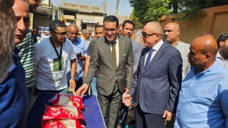 محافظ الأقصر يفتتح سوق اليوم الواحد رقم 40 بمركز الزينية ويتفقد مركز خدمة المواطنين