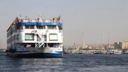 الرحلات النيلية على صفحة نهر النيل الخالد بأسوان.. تعرف على أسعارها