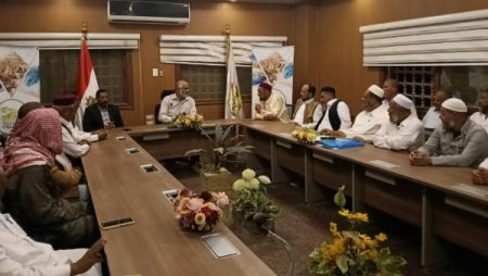 نائب رئيس مدينة سيوة يبحث وشيوخ القبائل منظومة توزيع المساعدات