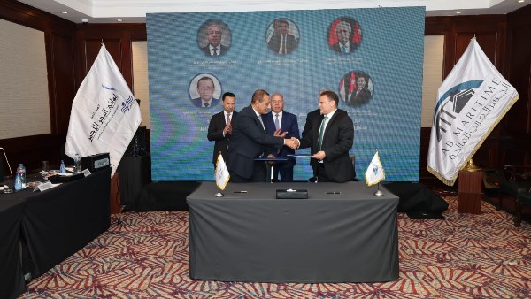 النقل: توقيع مذكرة تفاهم لإنشاء وتشغيل ترسانة لبناء وصيانة السفن في ميناء سفاجا