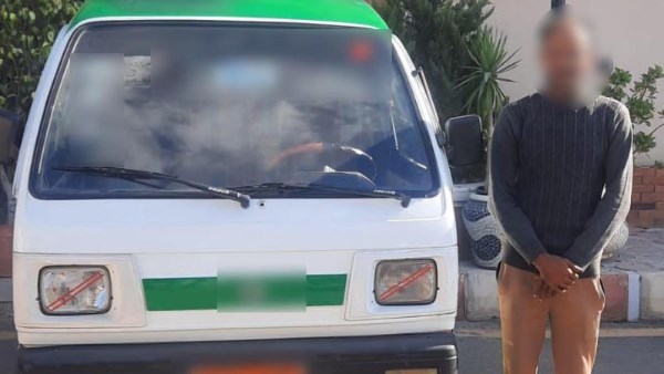 رفض يدفع أجرة زيادة.. سائق ميكروباص يجبر مواطن على النزول بوسط الطريق