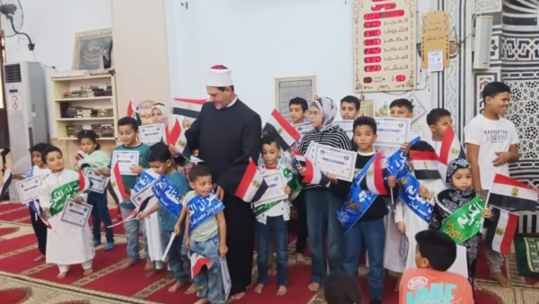 لفتة وطنية.. وزير الأوقاف يشيد بإمام وزّع أعلام مصر على الأطفال بعد صلاة الجمعة