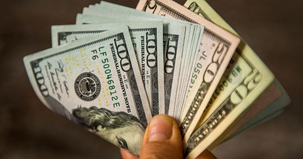 “RBC”: الدولار قد ينخفض 40% مثلما حدث في فقاعة الإنترنت