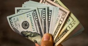 “RBC”: الدولار قد ينخفض 40% مثلما حدث في فقاعة الإنترنت