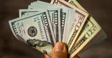 “RBC”: الدولار قد ينخفض 40% مثلما حدث في فقاعة الإنترنت