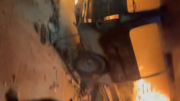 النيران تلتهم ميكروباص أعلى الطريق الدائري .. صور