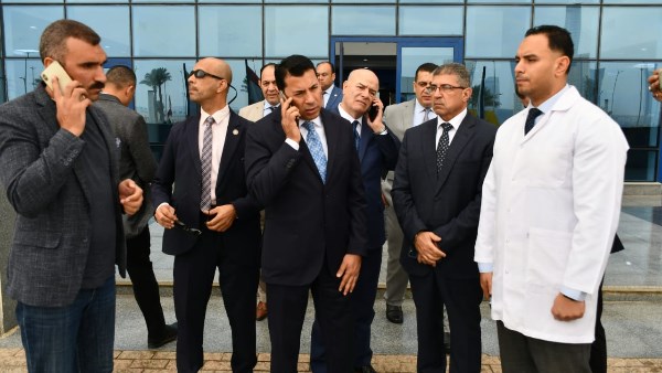 وزير الشباب يطمئن على حالة مصابي حادث انقلاب ميني باص بطريق العاصمة الإدارية